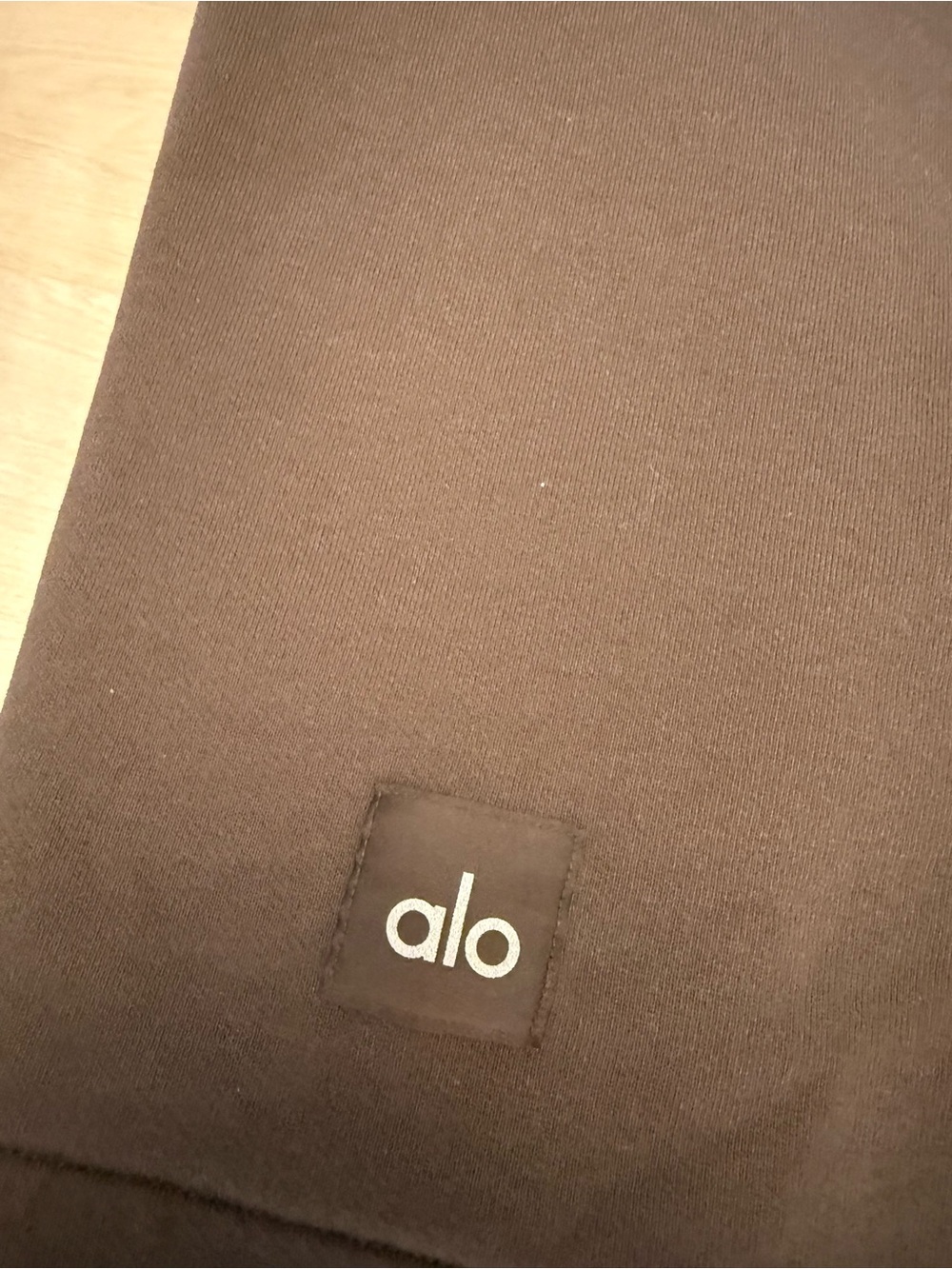 ALO Yoga Serenity Brown Cropped Sweatshirt with Ribbed Cuffs - Picture 2 of 2
